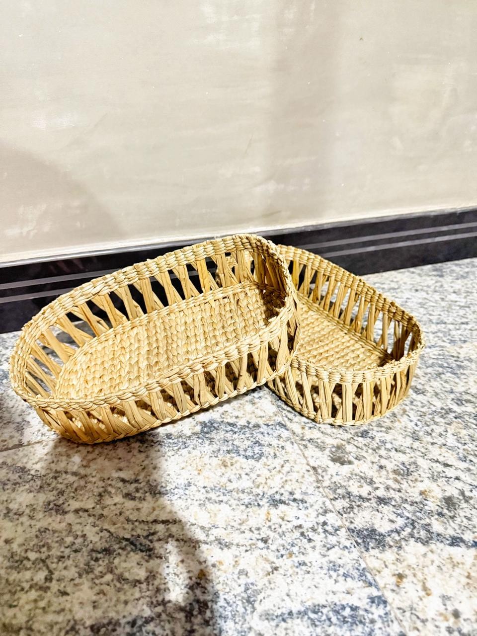 Handcrafted Gallahe Pan Oval Basket - Traditional Sri Lankan Rush & Reed Serving Tray (9x6 Inches)